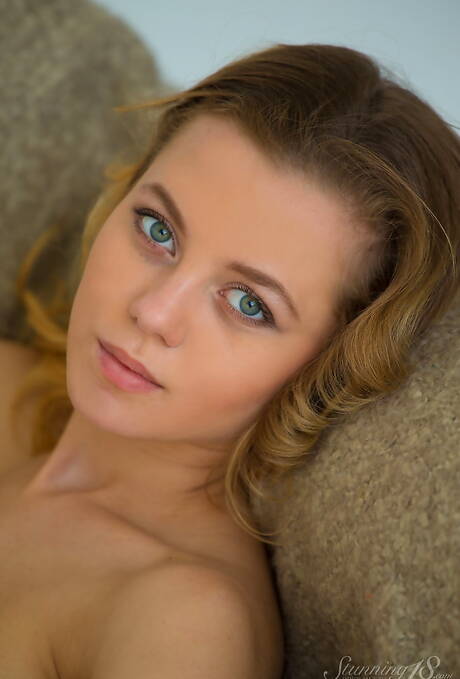 Stunning 18 are proud to present you with a free pictures featuring Agnes demonstrating sexy form